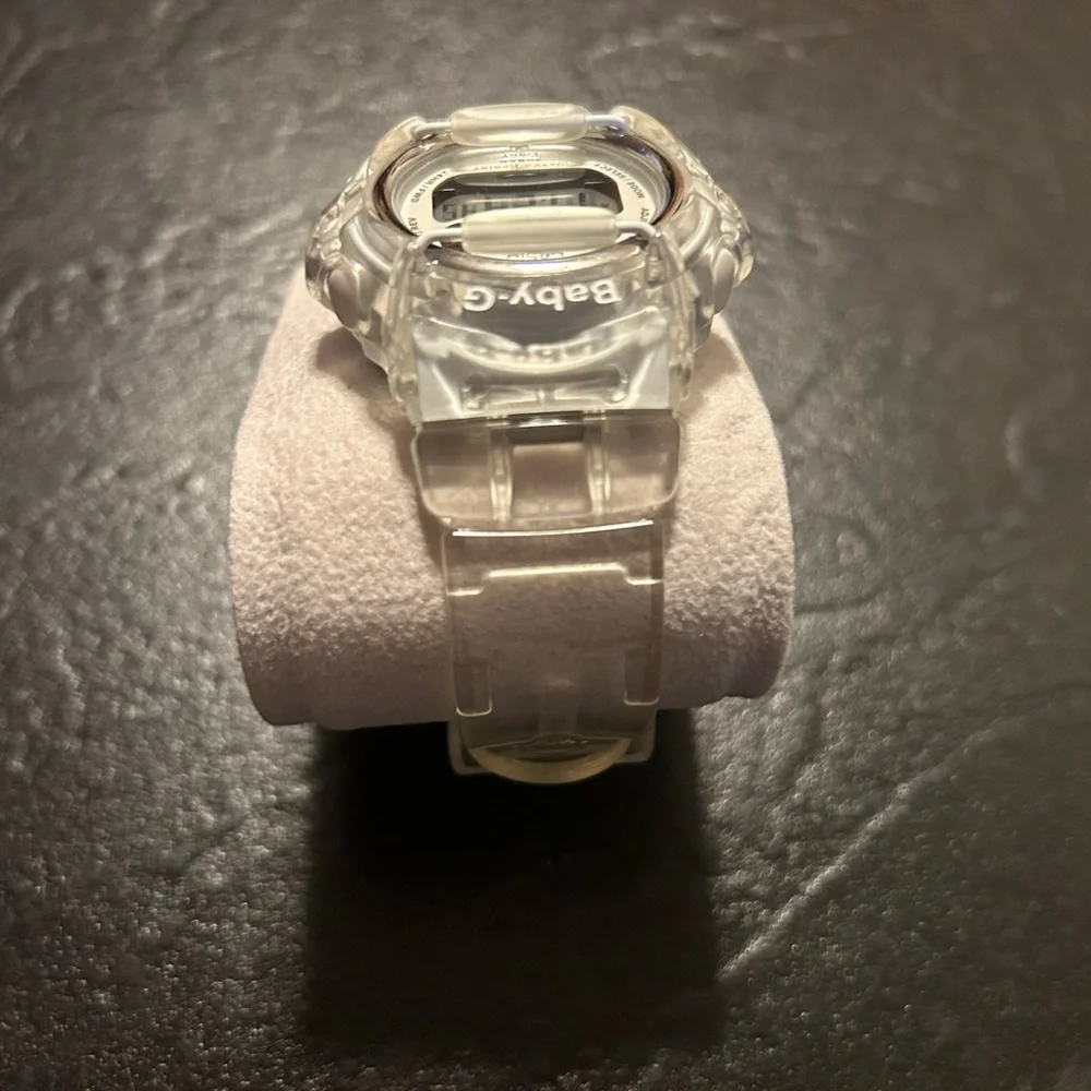 Casio Gray Smartwatch with Digital Display and Geometric Design. Gently used